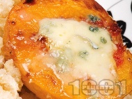 Рецепта Праскови със синьо сирене, орехи и ром на фурна
